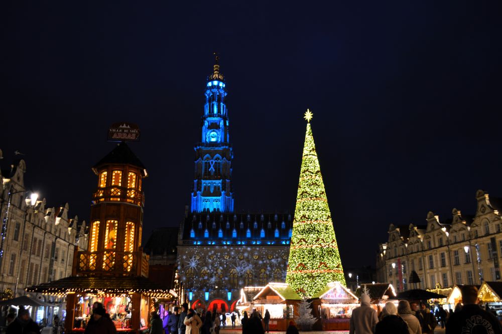 place des héros d'Arras un soir de marché de Noël