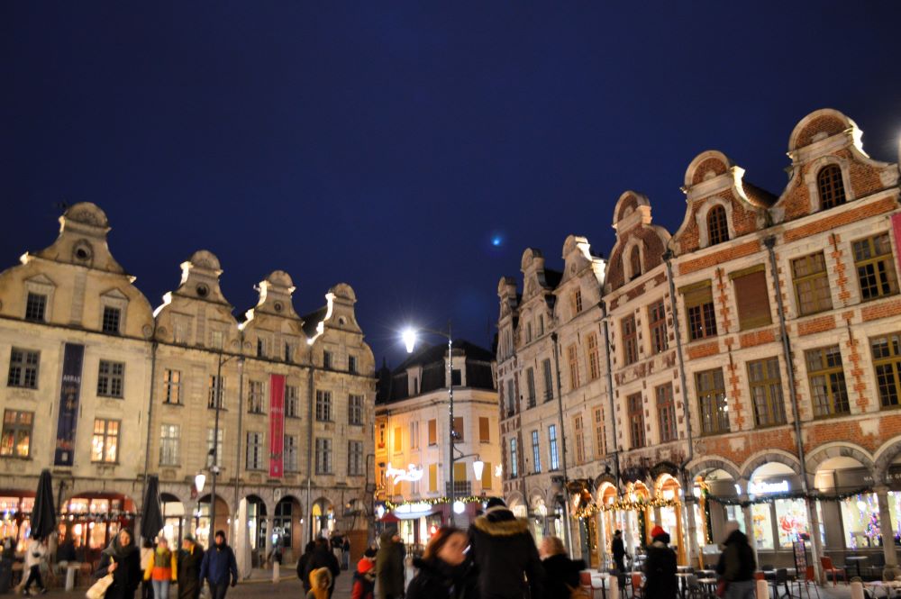 place des héros d'Arras un soir de décembre