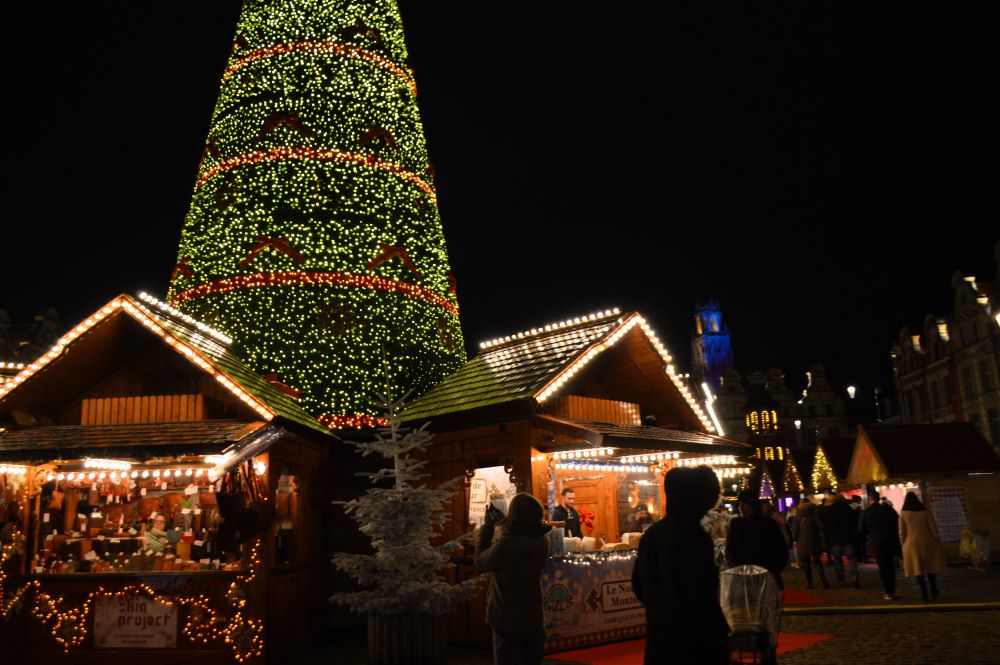 place des héros d'Arras un soir de marché de Noël