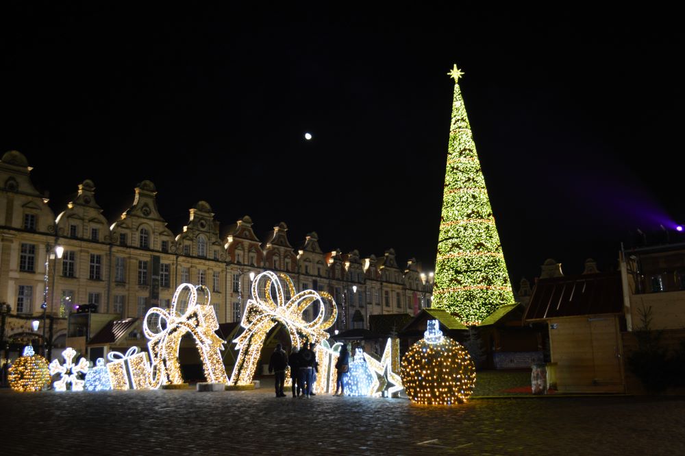 place des héros d'Arras un soir de marché de Noël