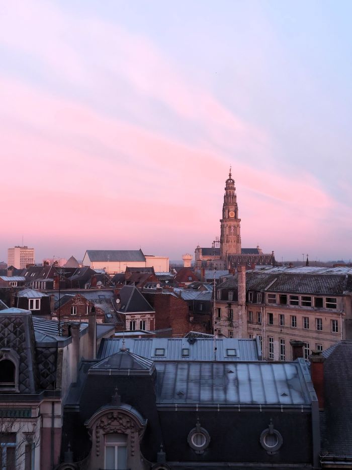 ciel rose du matin sur les toits d'Arras