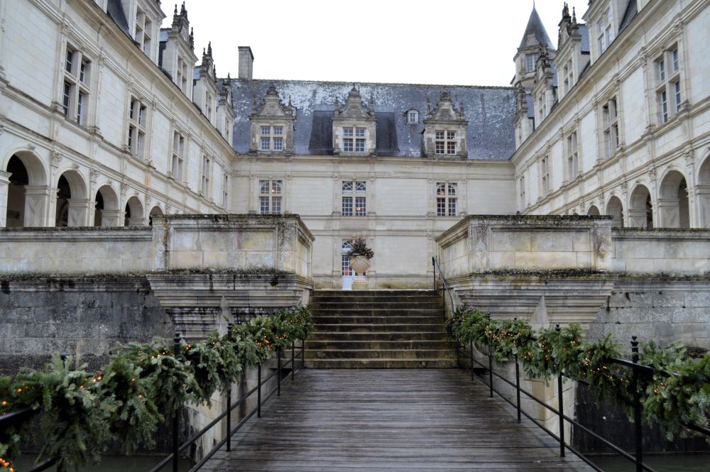 Un escalier menant à la cour du château