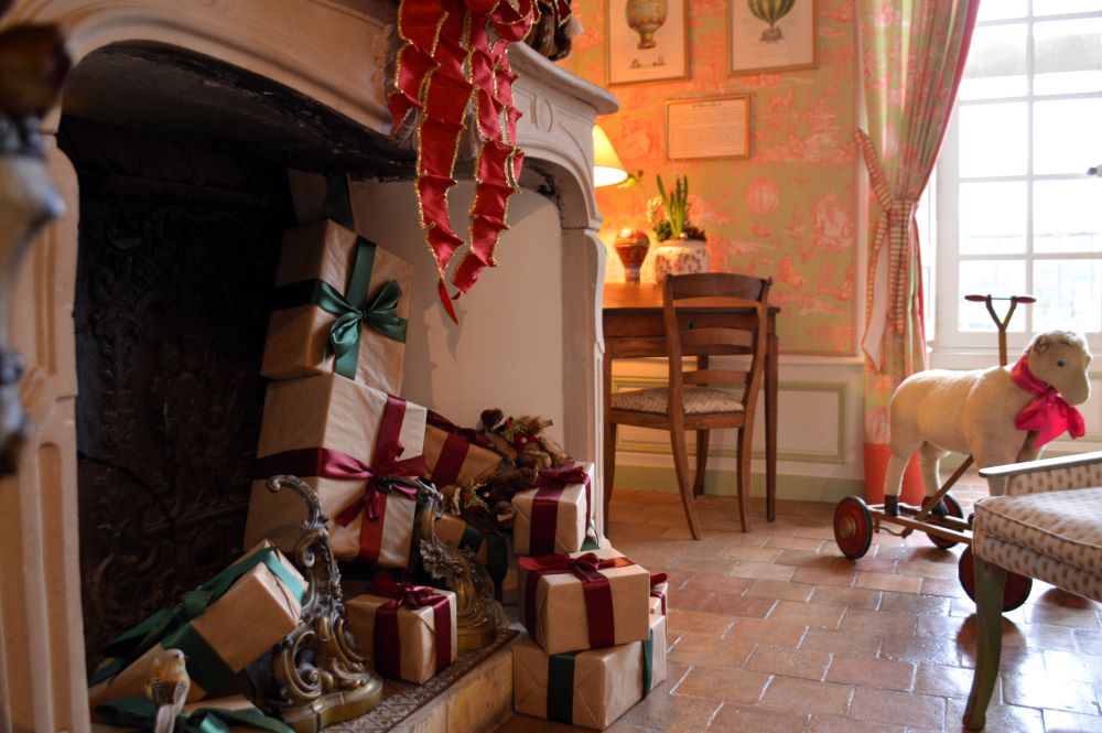 Cadeaux se déversant d'une cheminée