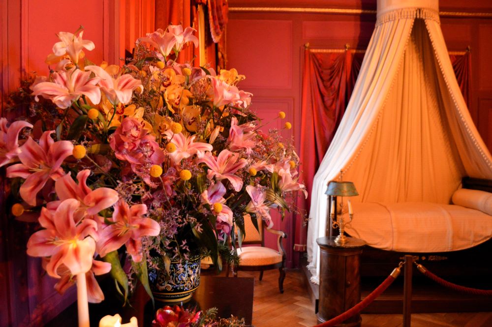 Bouquet de lys dans une chambre de style Empire dans les tons rouge