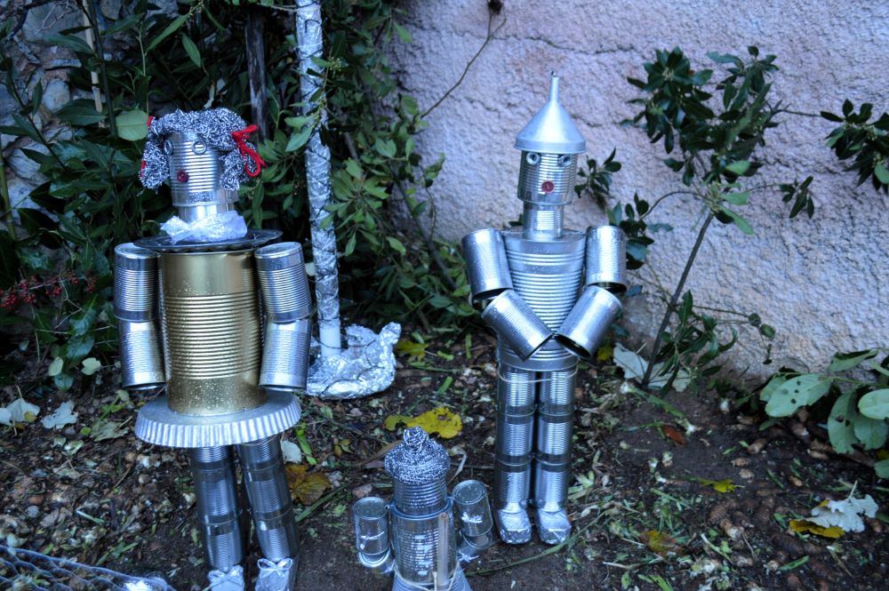 Famille de robots en boîtes de conserve