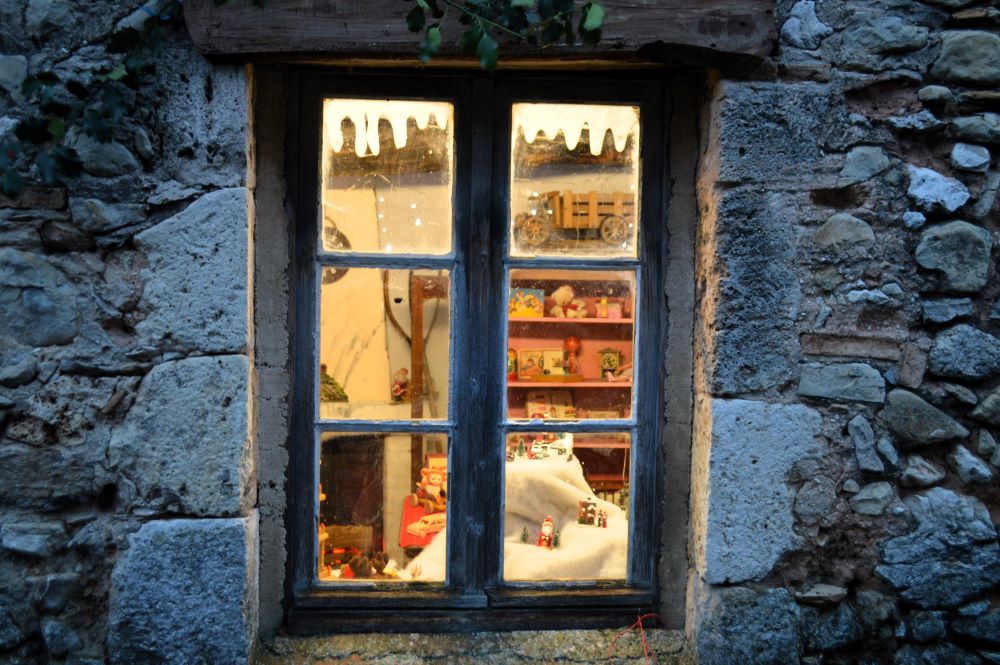 atelier du Père Noël vu depuis l'extérieur d'une fenêtre