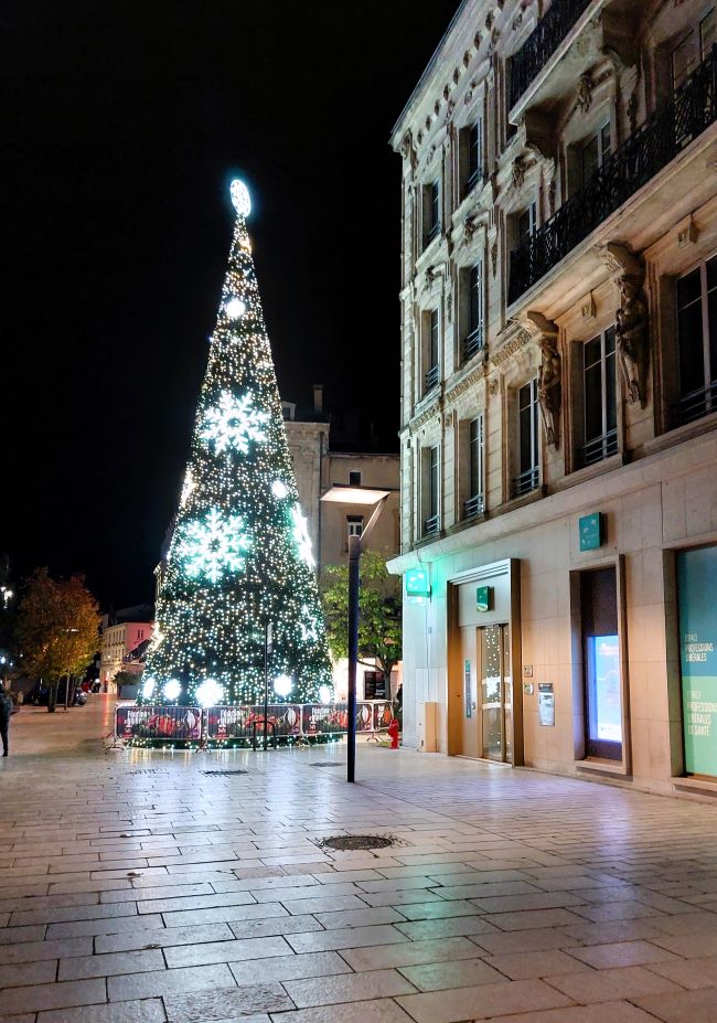 sapin lumineux éclairé en ville