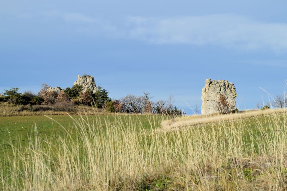 Des roches monolithiques, dites "roches de la Pangée" dans la campagne