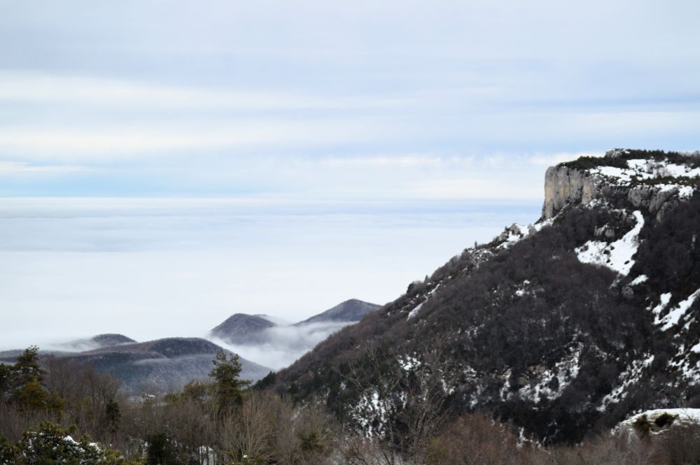 paysage enneigé et mer de nuages