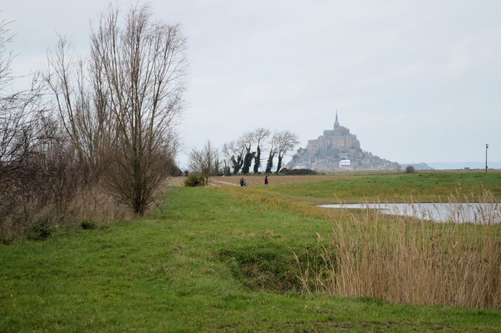 le mont saint michel vu de loin
