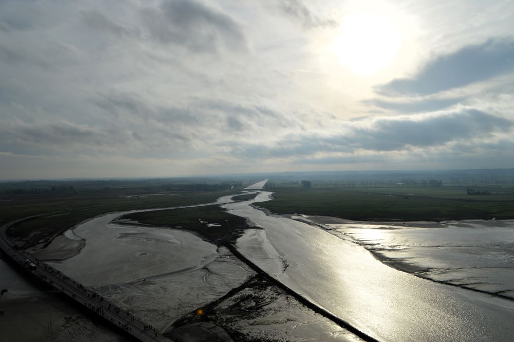 paysage de la baie du Mont Saint Michel avec le Couenon au premier plan