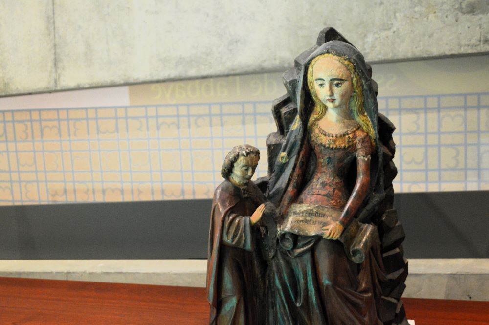 Statue médiévale de Blanche de Castille