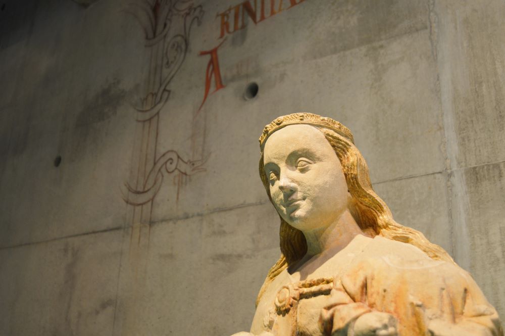 Statue en calcaire de Notre Dame