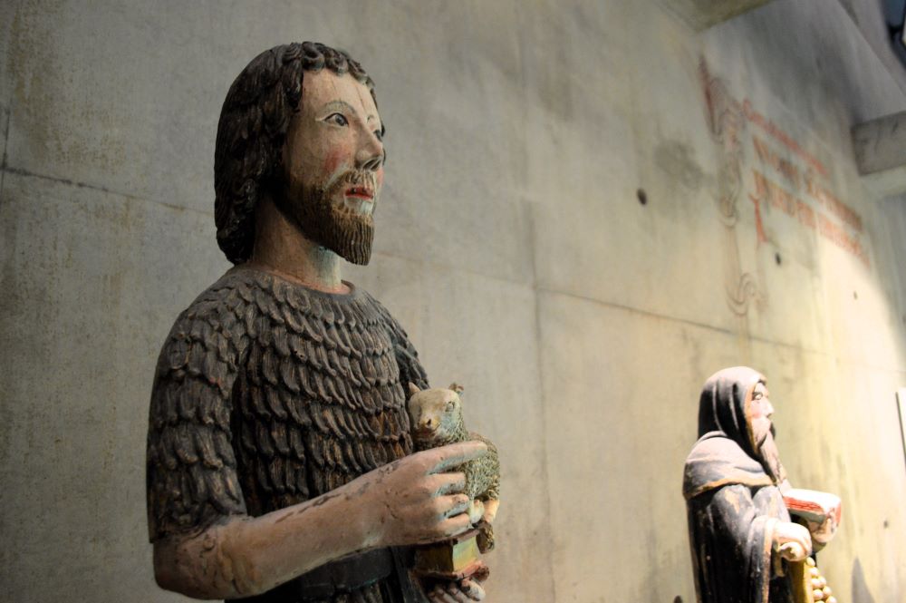 Au premier plan, statue de Saint Jean Baptiste - en arrière plan, statue de Saint Antoine