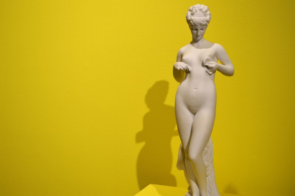 Sculpture de femme de facture classique