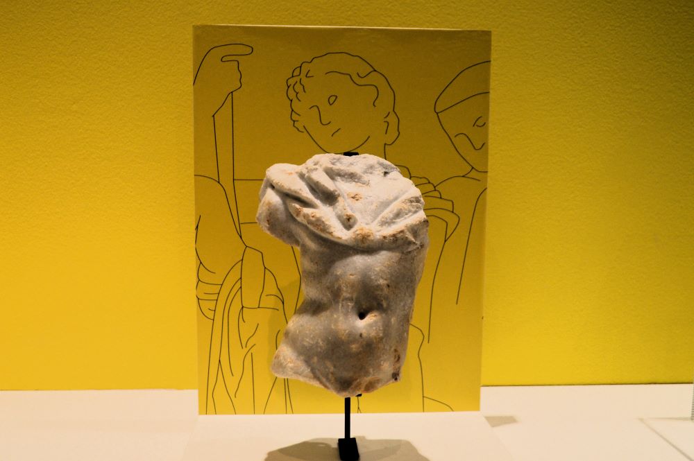 torse masculin d'une statue antique