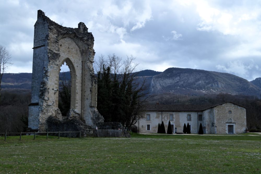 le Couvent des Carmes et un pan de mur médiéval de l'ancienne chapelle du château