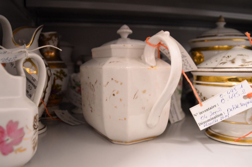 de la vaisselle ancienne