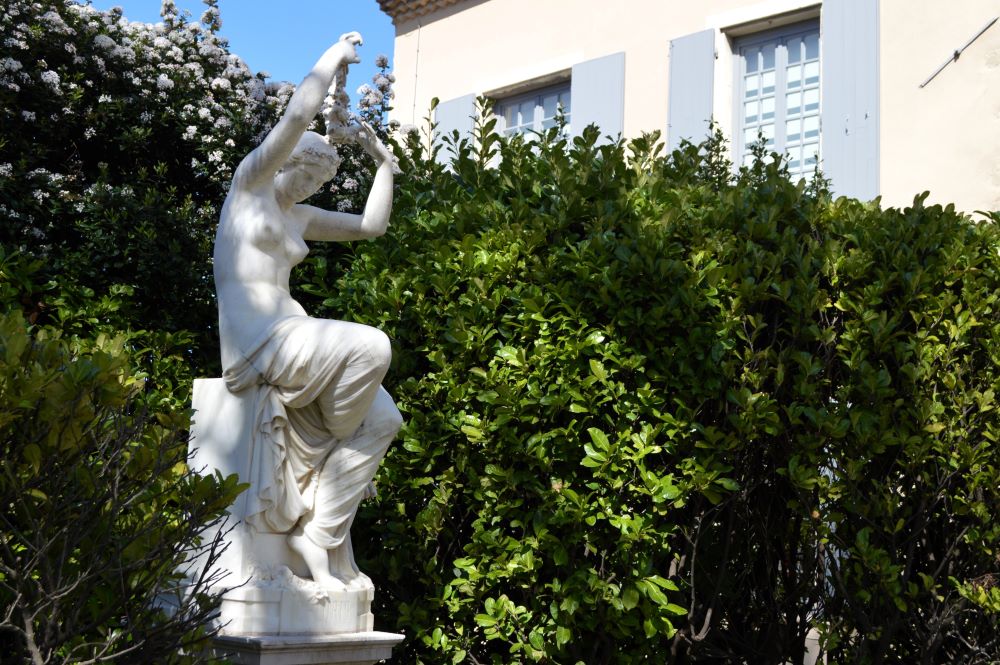 une statue dans un parc