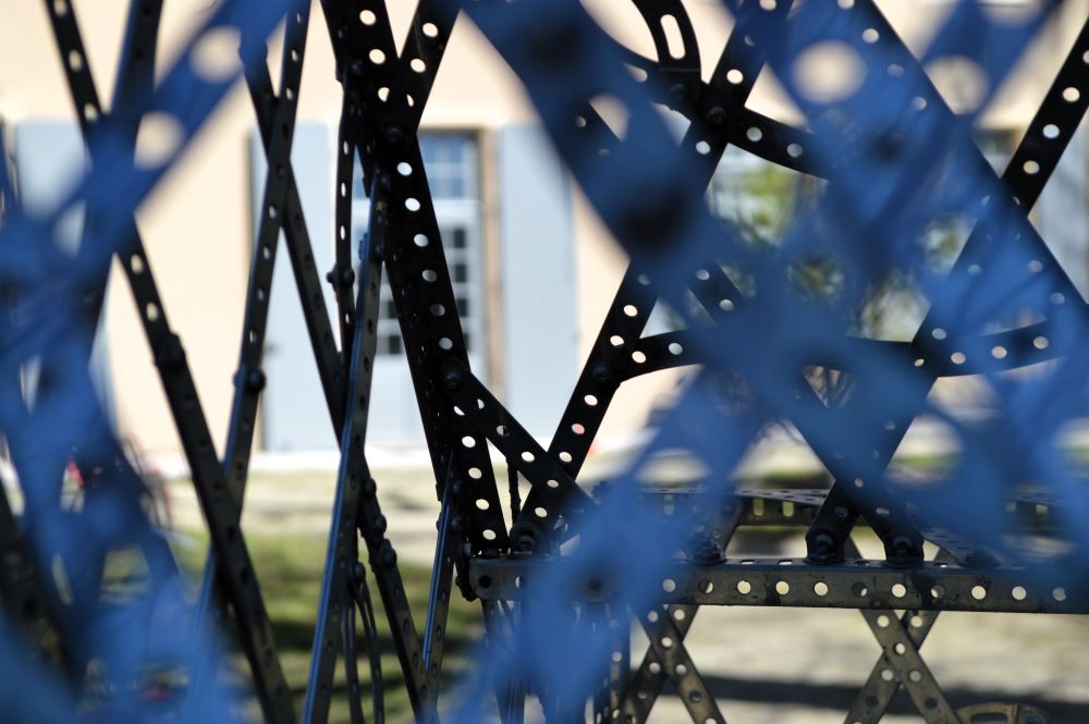 une façade vue à travers un assemblage de pièces de meccano 