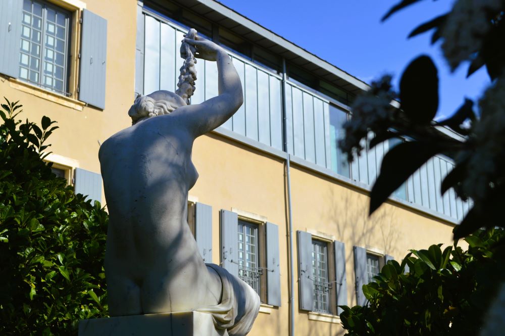 une statue dans un parc