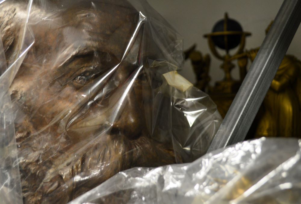 des sculptures en bronze sur une étagère