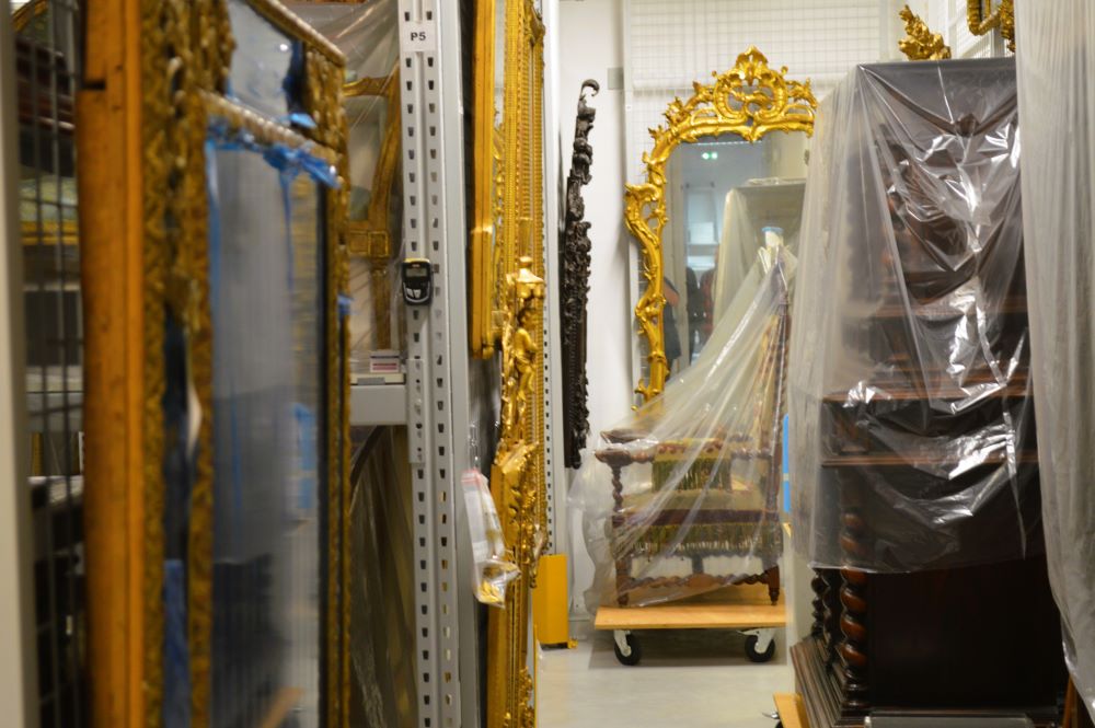 des miroirs et meubles anciens, bâchés