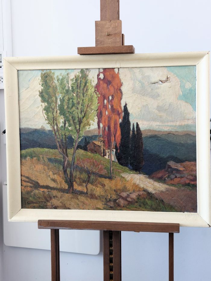 un tableau abimé sur un chevalet