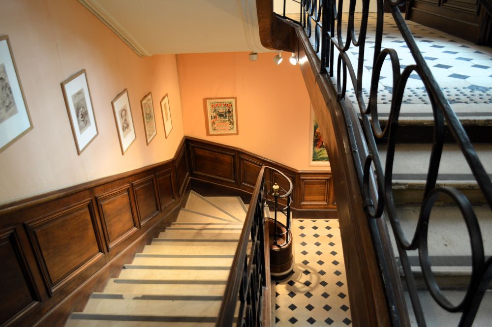 escaliers d'un immeuble bourgeois à Paris