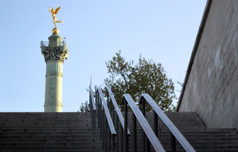 Escaliers et colonne de Juillet sur la place de la Bastille