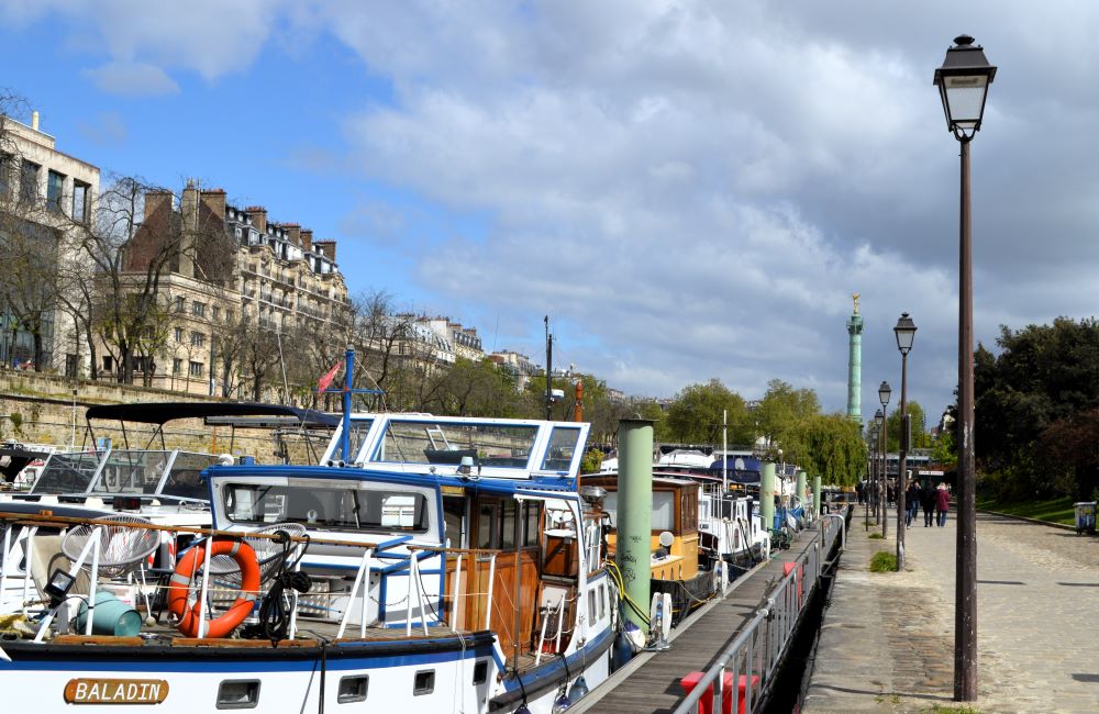 bateaux à quai dans Paris