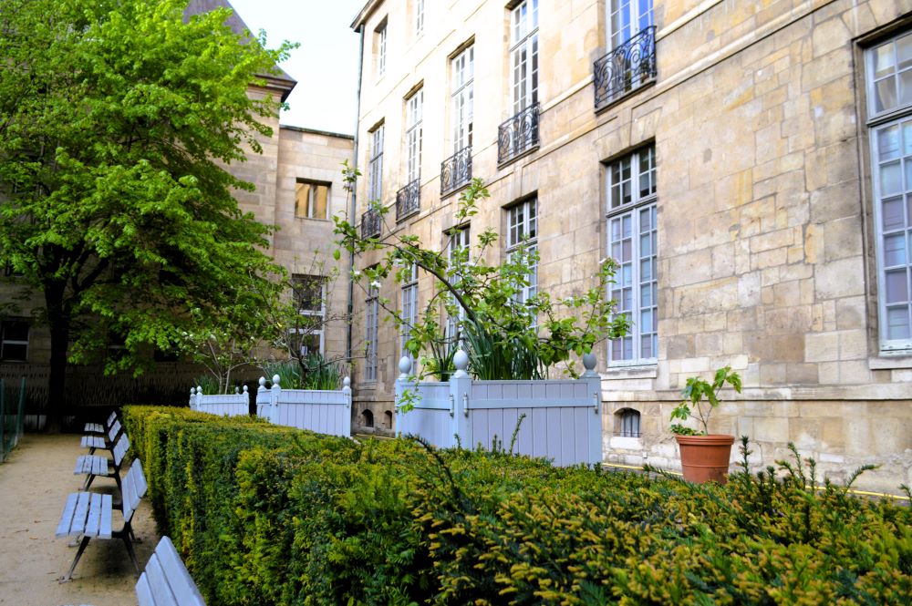 Jardin d'un hôtel particulier du Marais à Paris