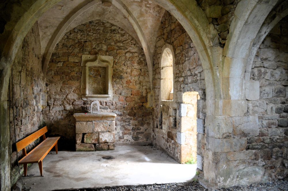 intérieur d'une petite chapelle