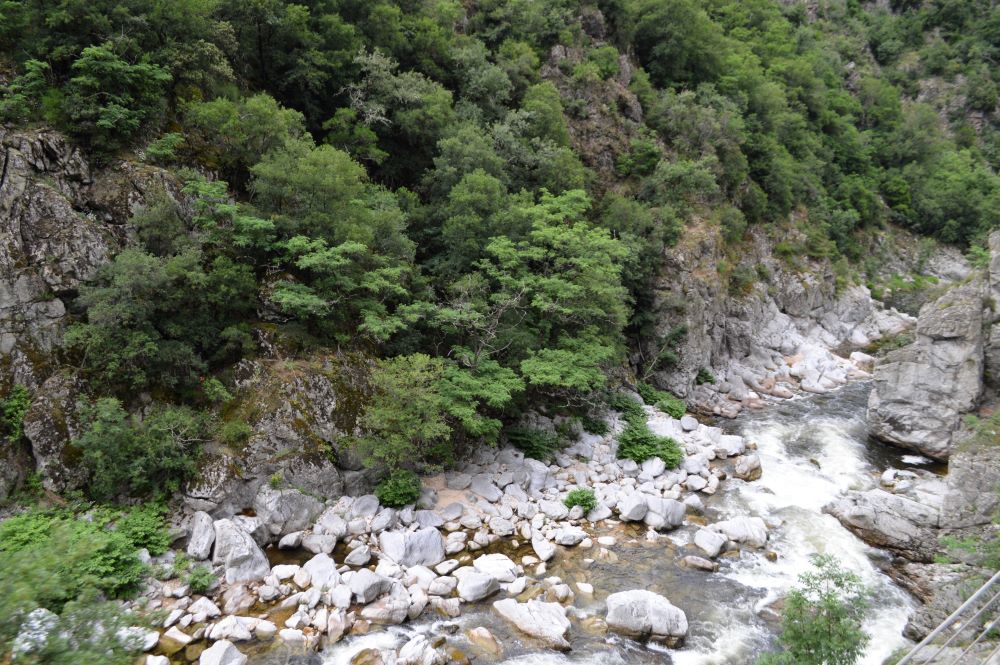 rivière traversant un chaos de roches