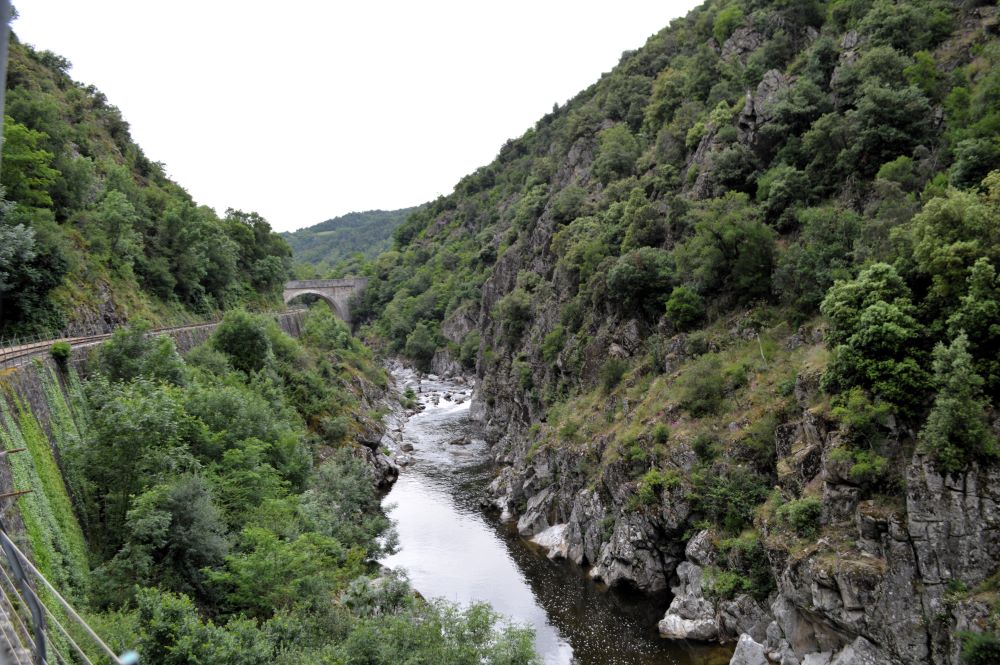 voie ferrée longeant une rivière en montagne