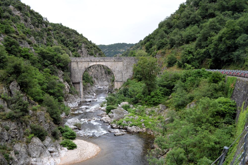 pont de pierre traversant des gorges dans un paysage de montagne