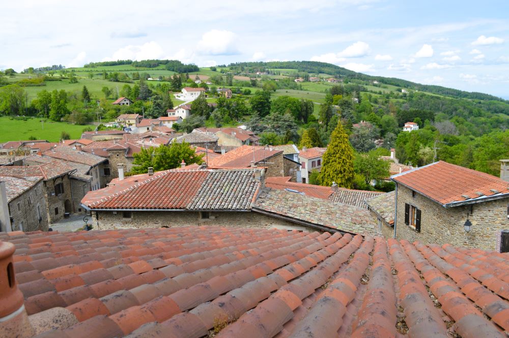 village avec des toits en tuile