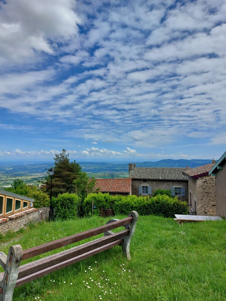 une aire de pique nique dans un village avec une vue panoramique