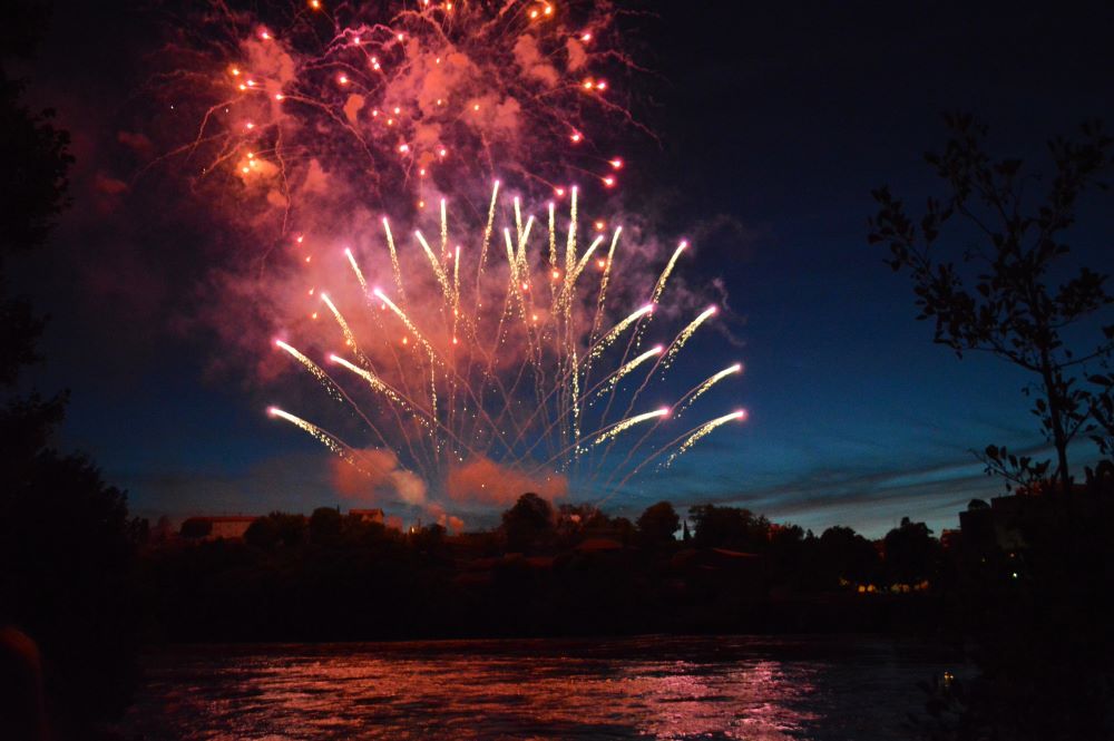 feu d'artifice se reflétant dans la rivière