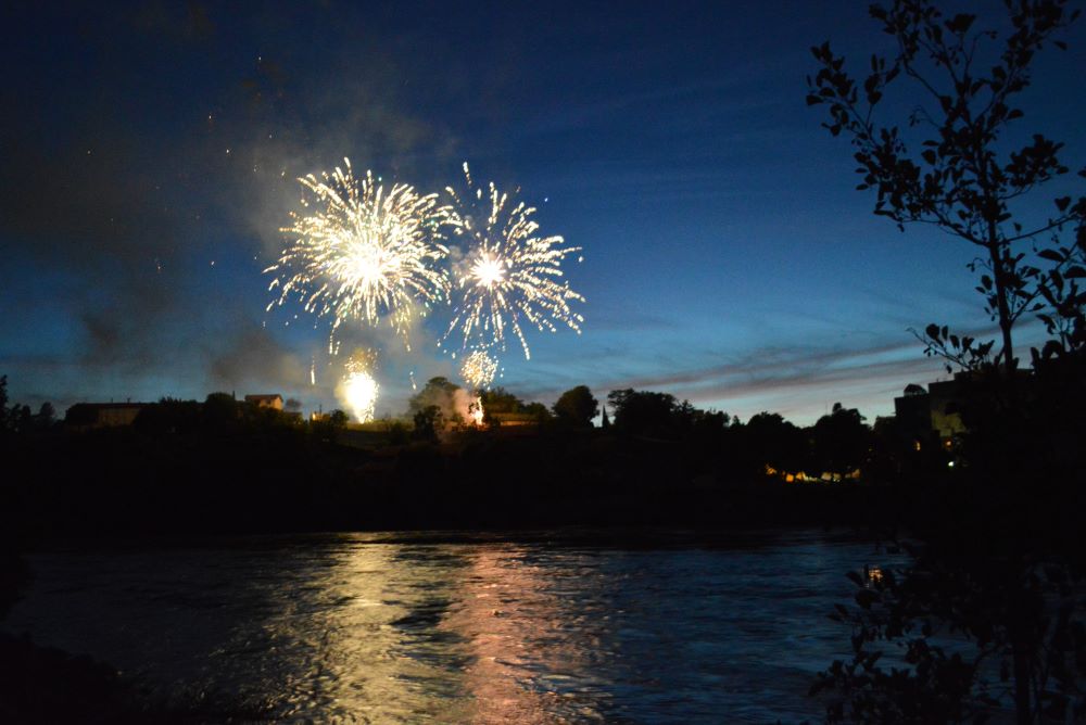 feu d'artifice se reflétant dans la rivière