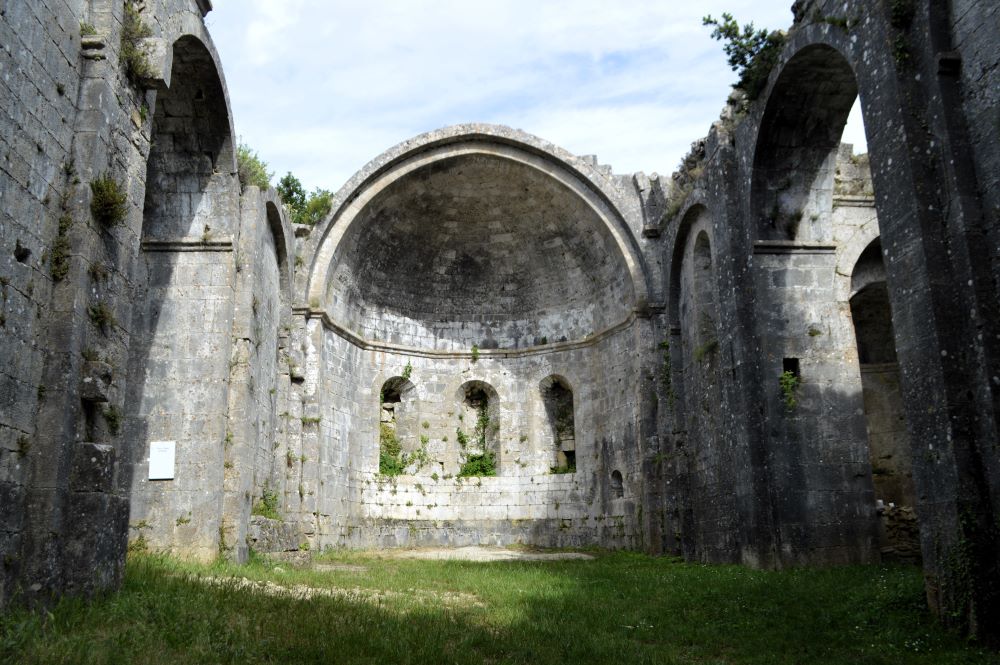 choeur d'une église en ruines