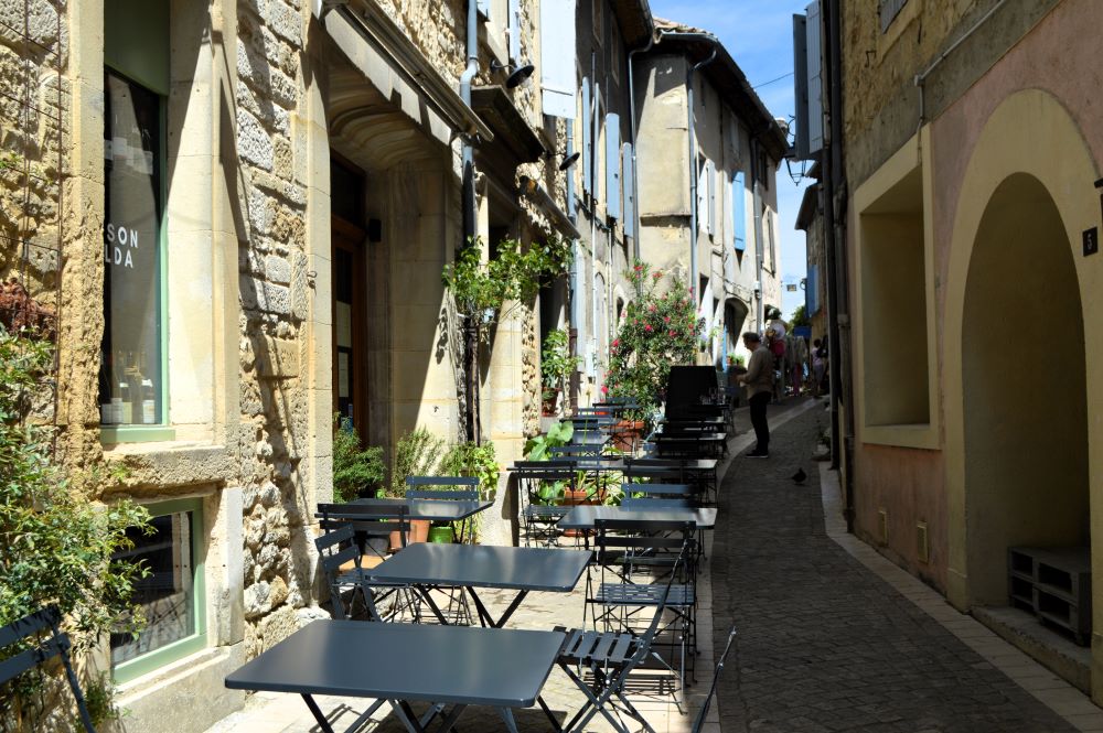 une terrasse de restaurant dans une rue étroite