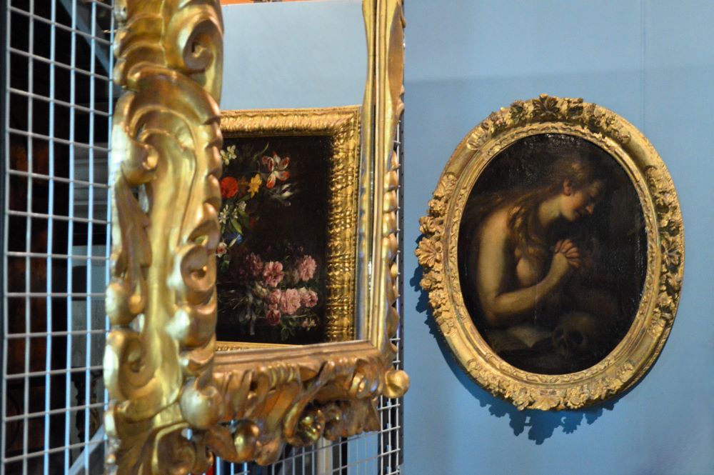 tableaux accrochés sur une grille de stockage