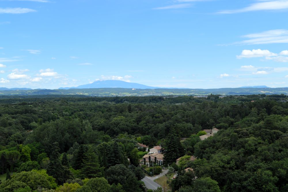 panorama sur la campagne avec le Mont Ventoux au fond