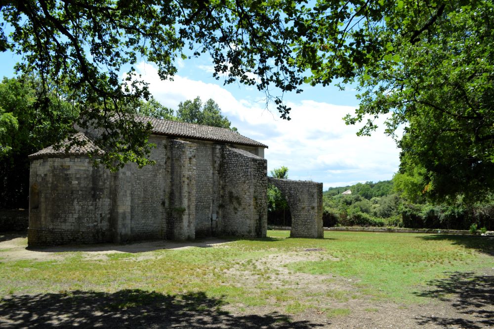 chapelle romane au milieu des arbres