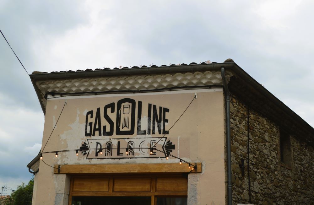 devanture de bar avec son enseigne "Gasoline Palace"