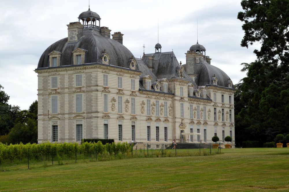 façade du château de Cherveny de style classique
