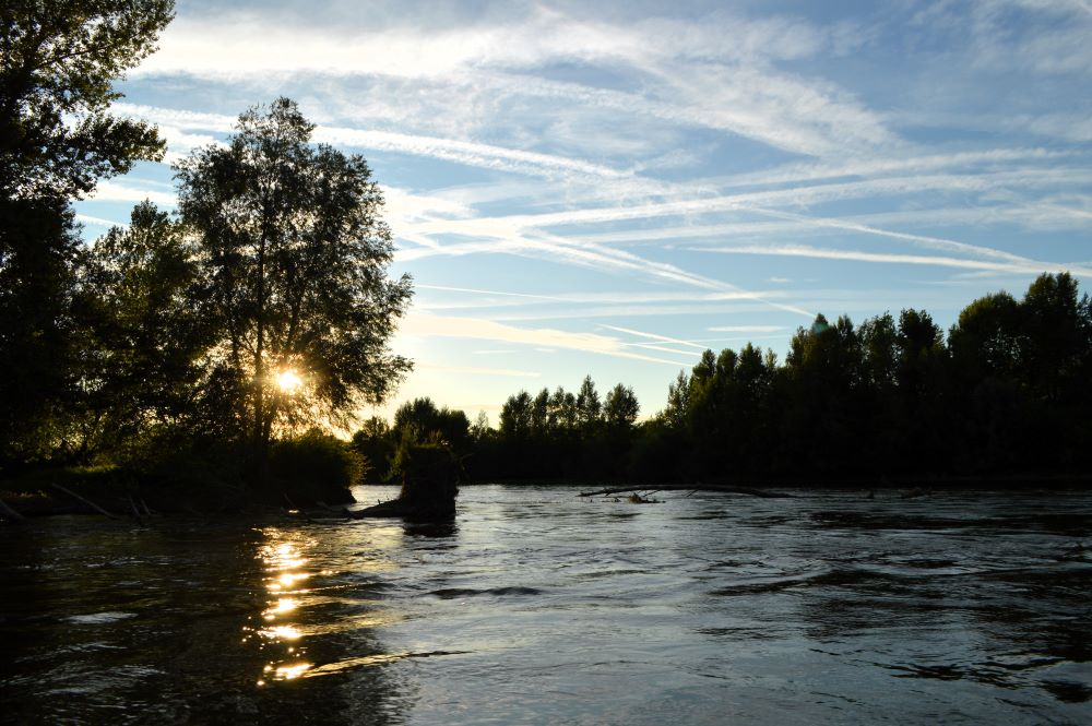 coucher de soleil sur la rivière 