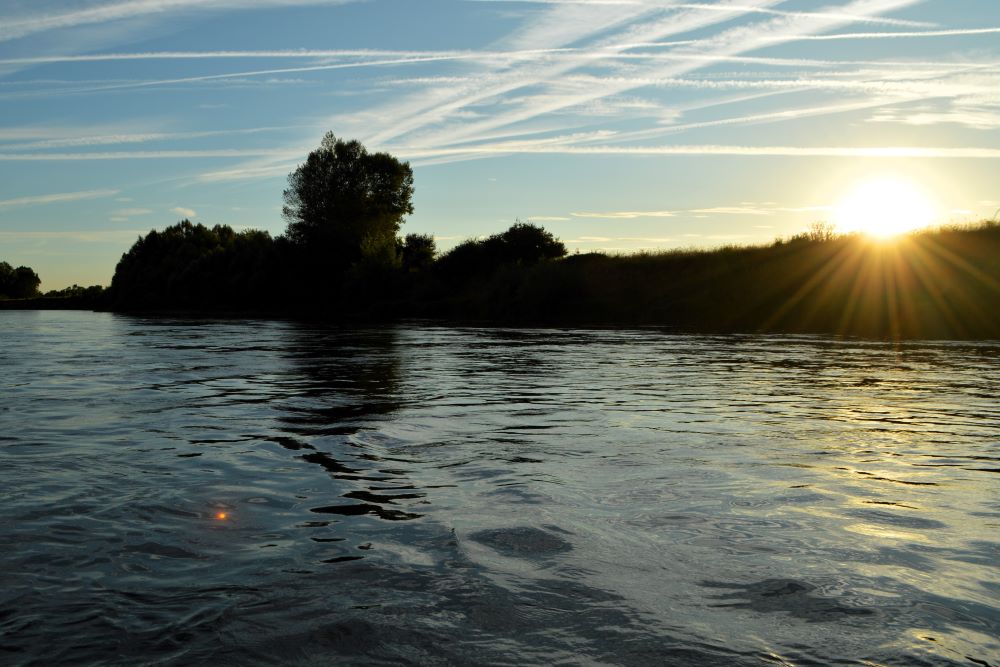 coucher de soleil sur la rivière 