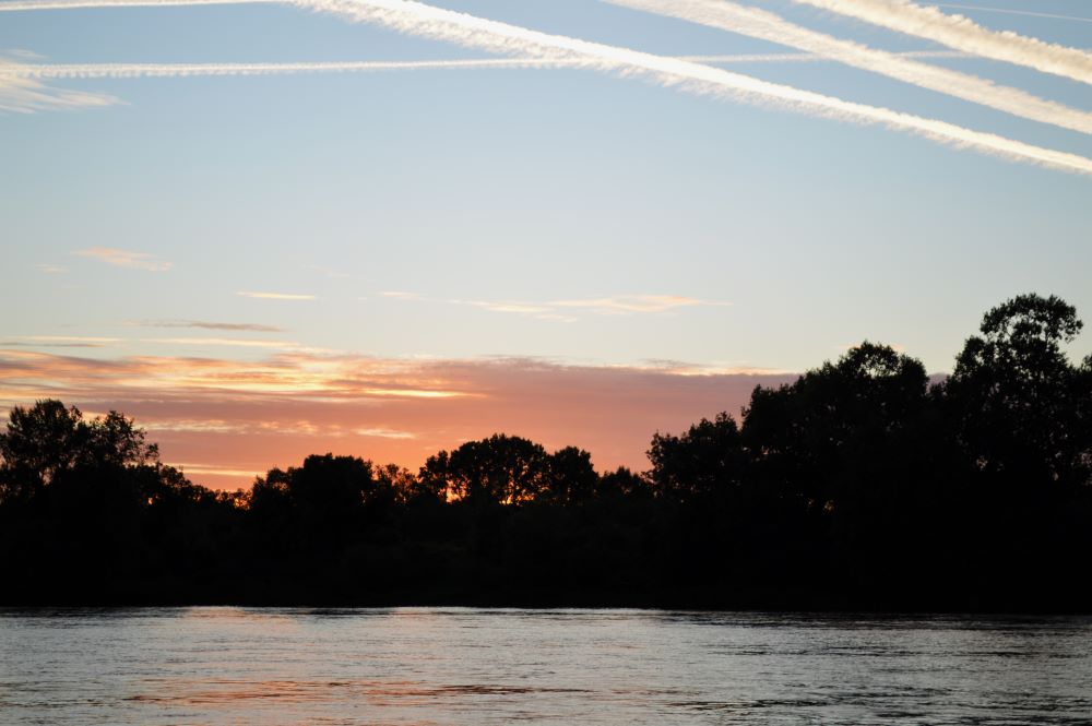 coucher de soleil sur la rivière 